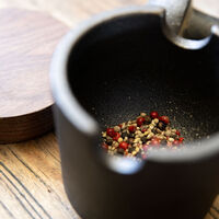 Mortel i gjutjärn & valnöt