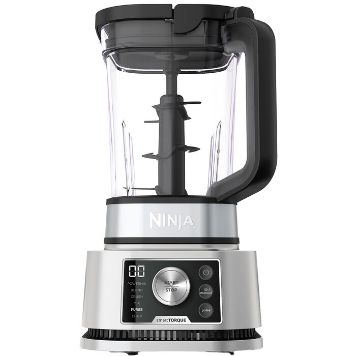 Sort og sølvfarvet blender på hvid bund med høj klar kande, en lodret knivsøjle inde i kanden og et betjeningspanel med display og drejeknap