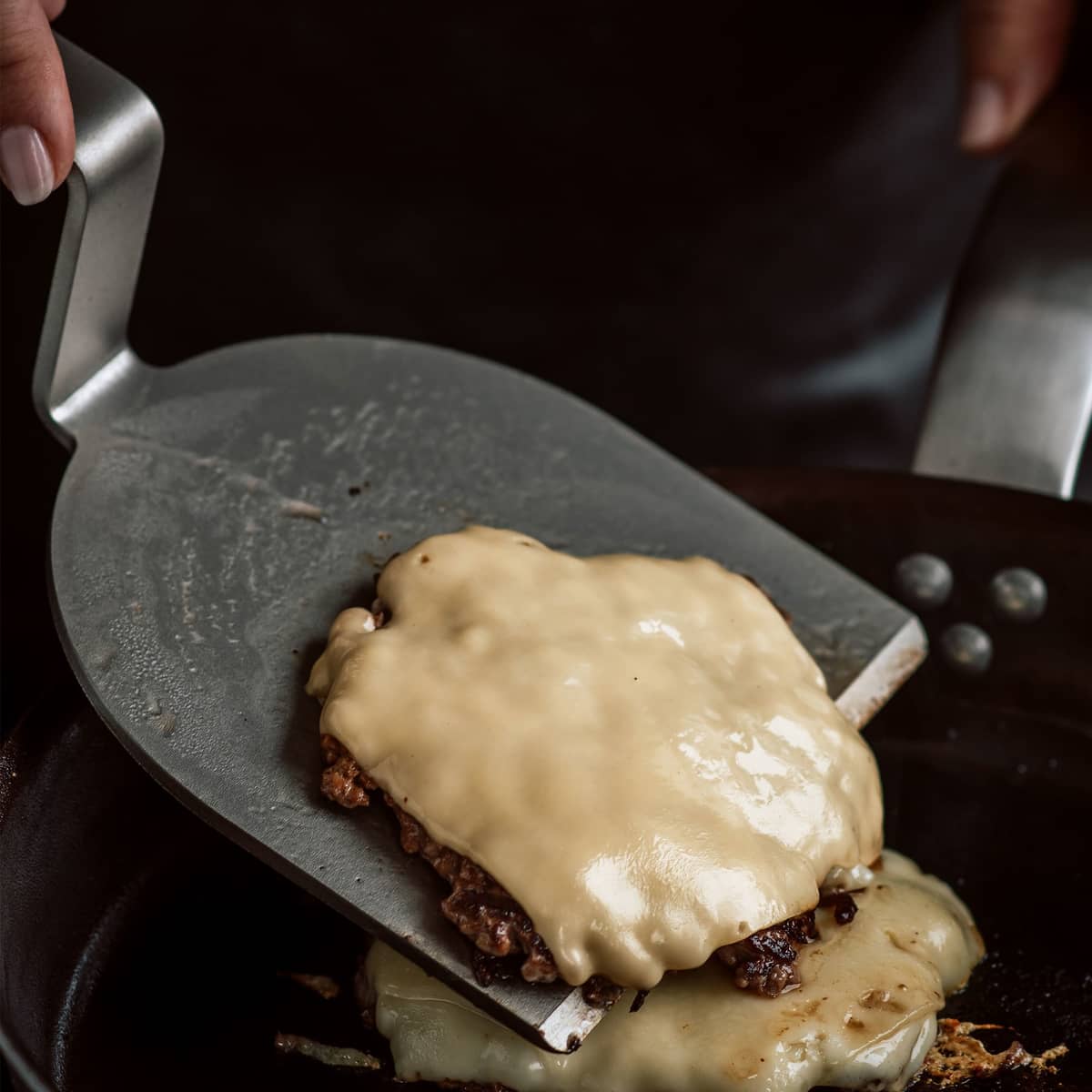 Burgeriprässi ja grillilasta, nahkaa