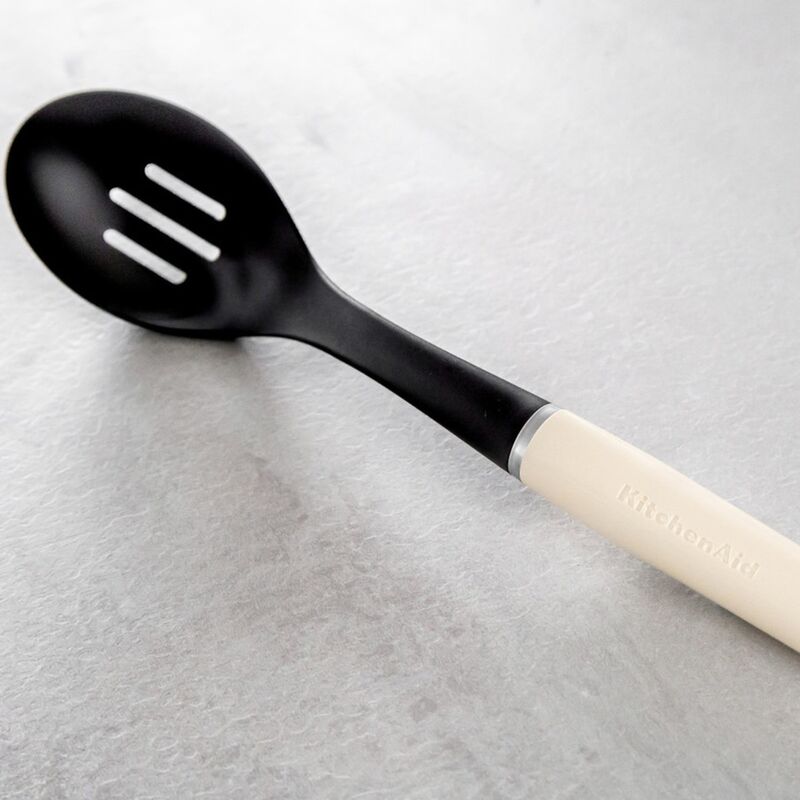 Perforeroitu kauha, almond cream