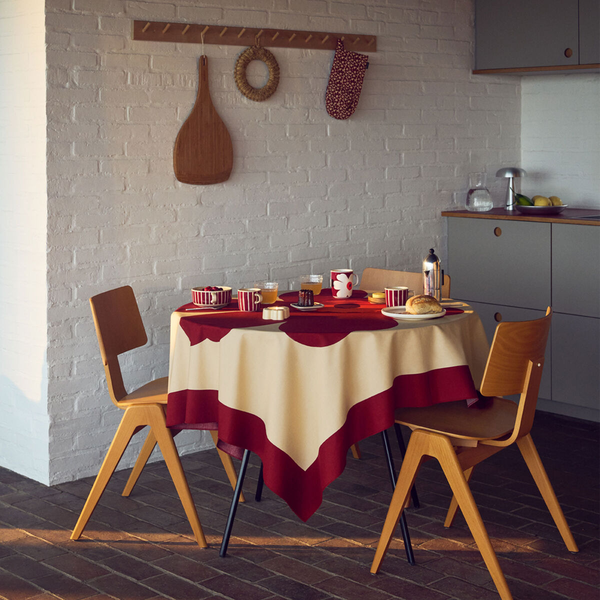 Marimekko Juhla Unikko muggar 2,5 dl 2 st, vit/vinröd/guld