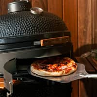 Maxi kullgrill, svart + grillmesterens rotisserie og pizzaovn