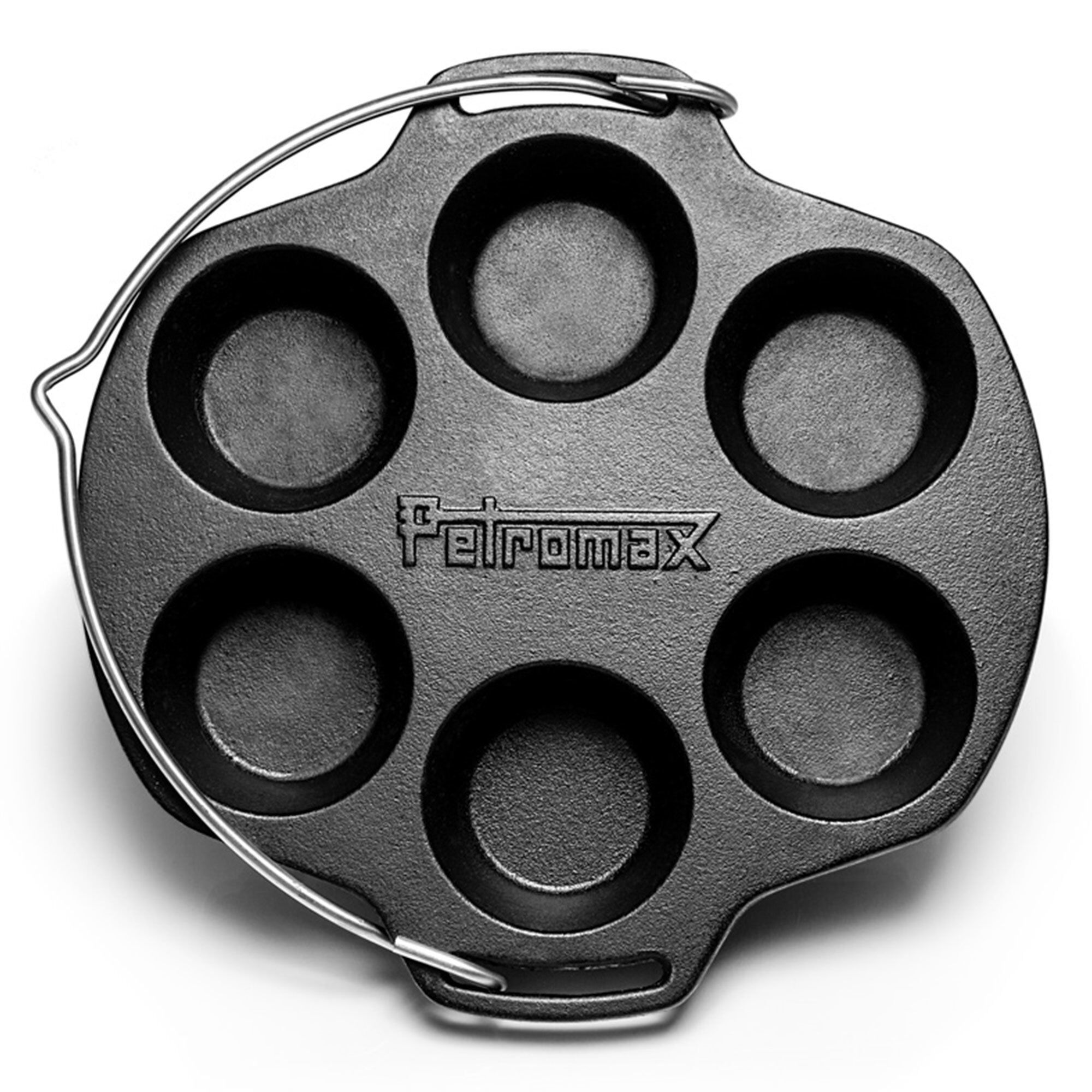 Petromax MF6 muffinformen er et uundværligt tilbehør til udendørs bagning af lækre muffins i støbejernskvalitet. Med dens smarte håndtag kan den let hænges over bålet eller placeres i Dutch Ovens ft6 og ft9. Den er alsidig og perfekt til både salte og søde opskrifter. Takket være den optimale varmefordeling bager muffinsene jævnt og perfekt hver gang. En pålidelig partner til madlavning udendørs med en autentisk smagoplevelse.

Hovedegenskaber:
1. Muffinform i støbejern til udendørs bagning.
2. Velegnet til ophængning over bål eller placering i Dutch Ovens ft6 og ft9.
3. Passer til både salte og søde opskrifter.
4. Optimal varmefordeling for jævnt bagværk.
5. Holdbart og robust design i støbejernskvalitet.
6. Skab autentiske smagsoplevelser udendørs med Petromax MF6 muffinformen.