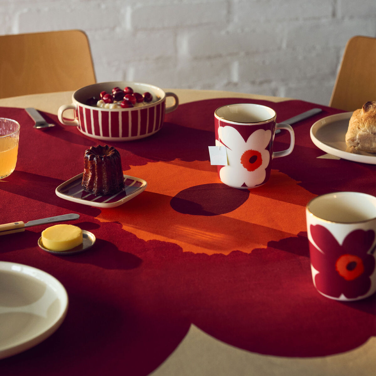 Marimekko Juhla Unikko muggar 2,5 dl 2 st, vit/vinröd/guld