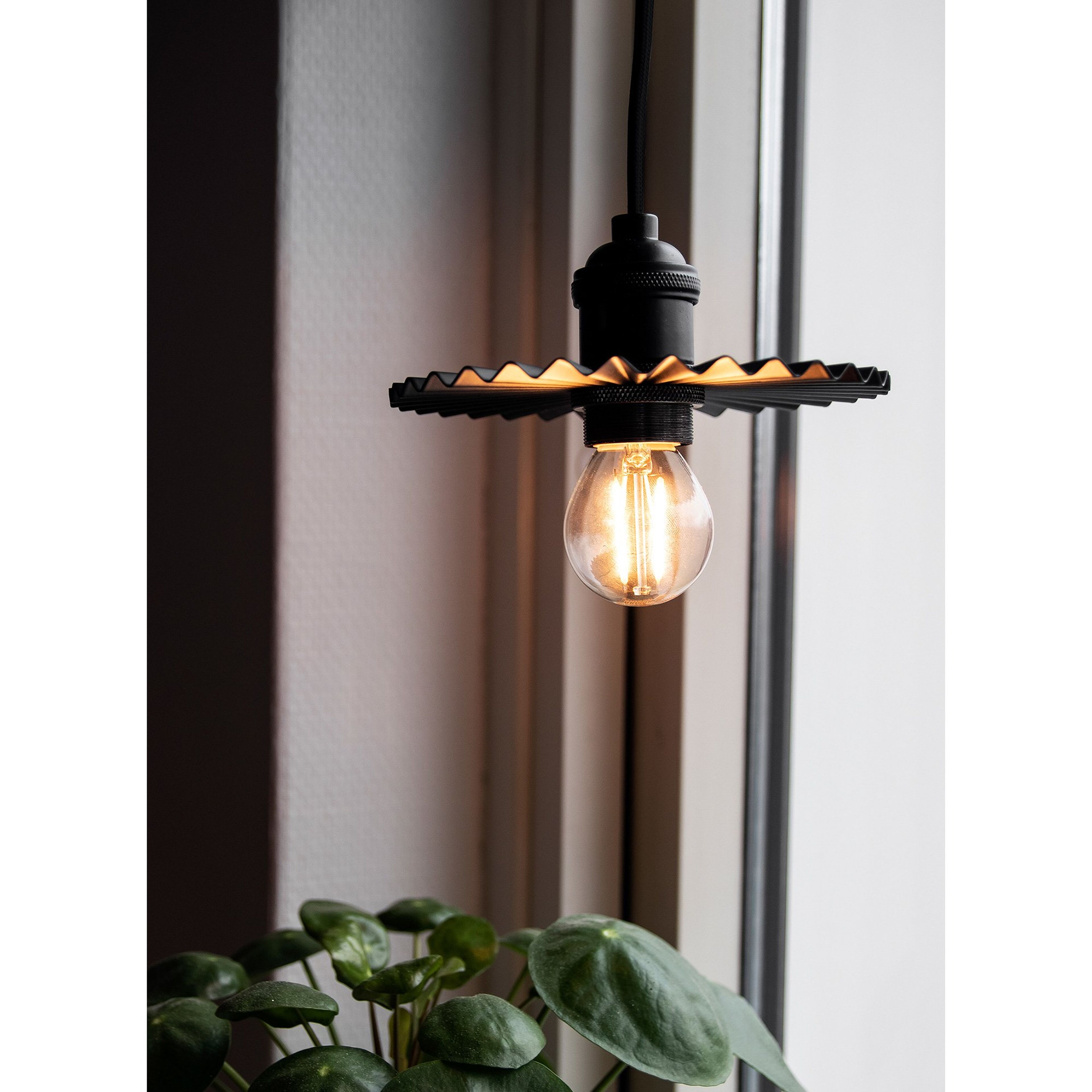 globen-lighting-omega-pendel-15-cm-sort-241011-49532-3