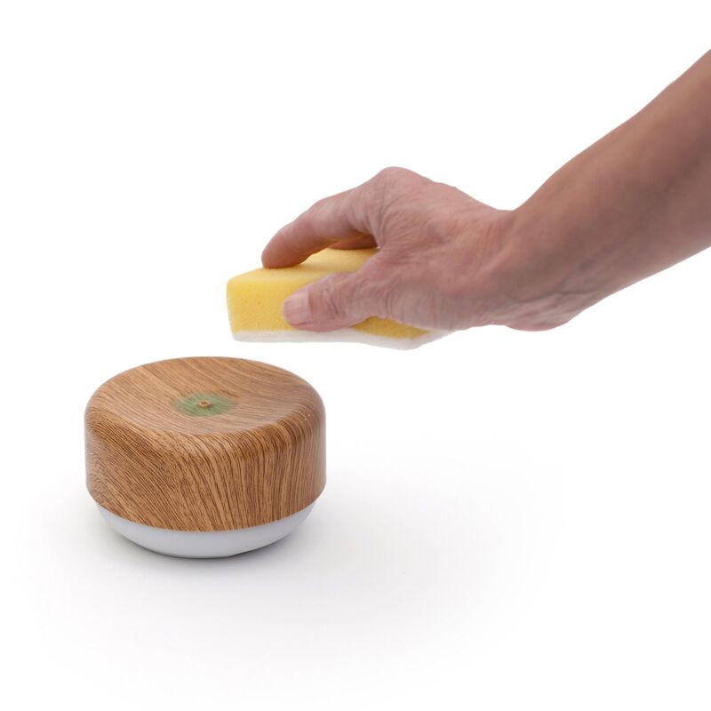 Opvaskemiddelpumpe med lyse trædetaljer