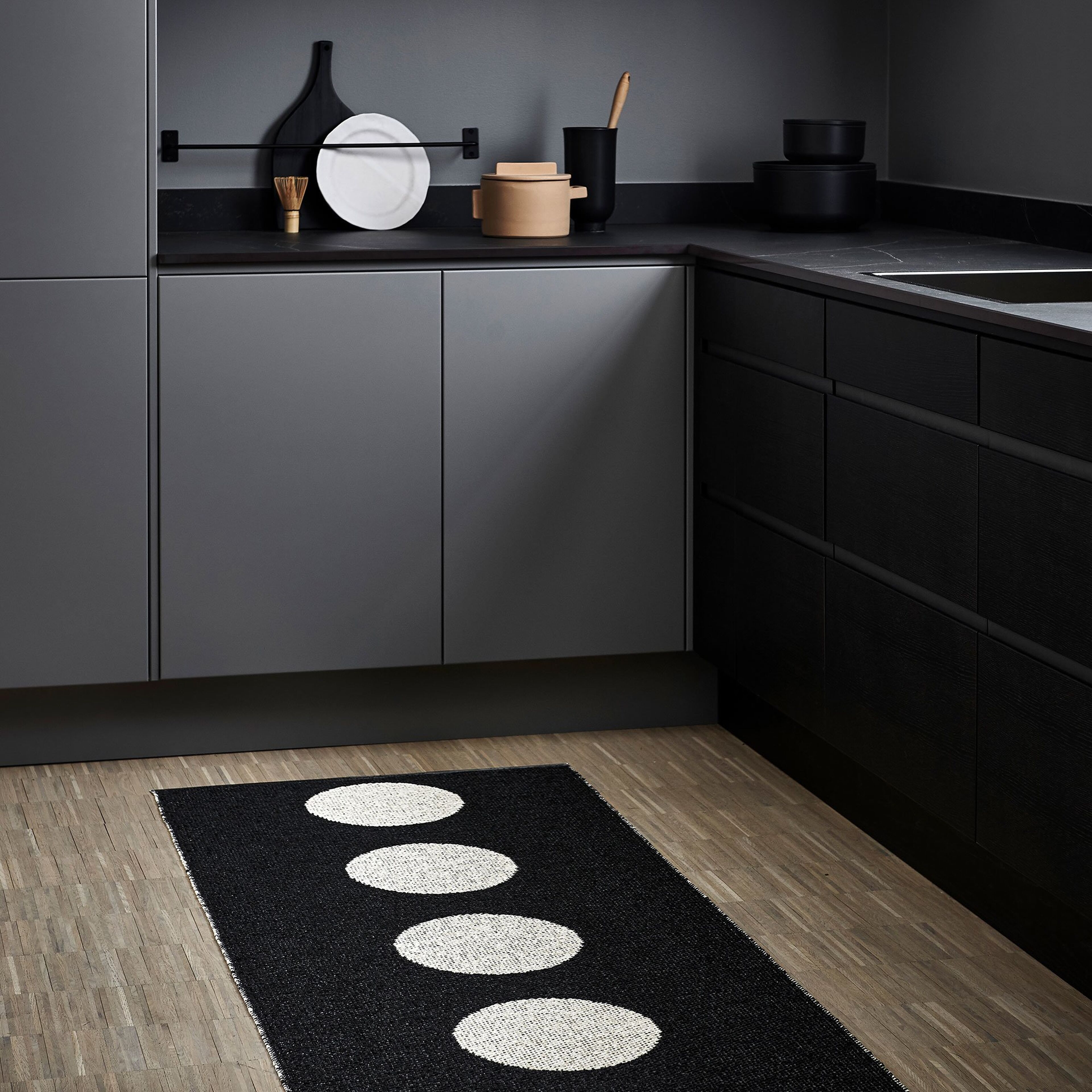 pappelina-gulvtaeppe-vera-70-x-225-cm-black-vanilla-vex722-51510-3