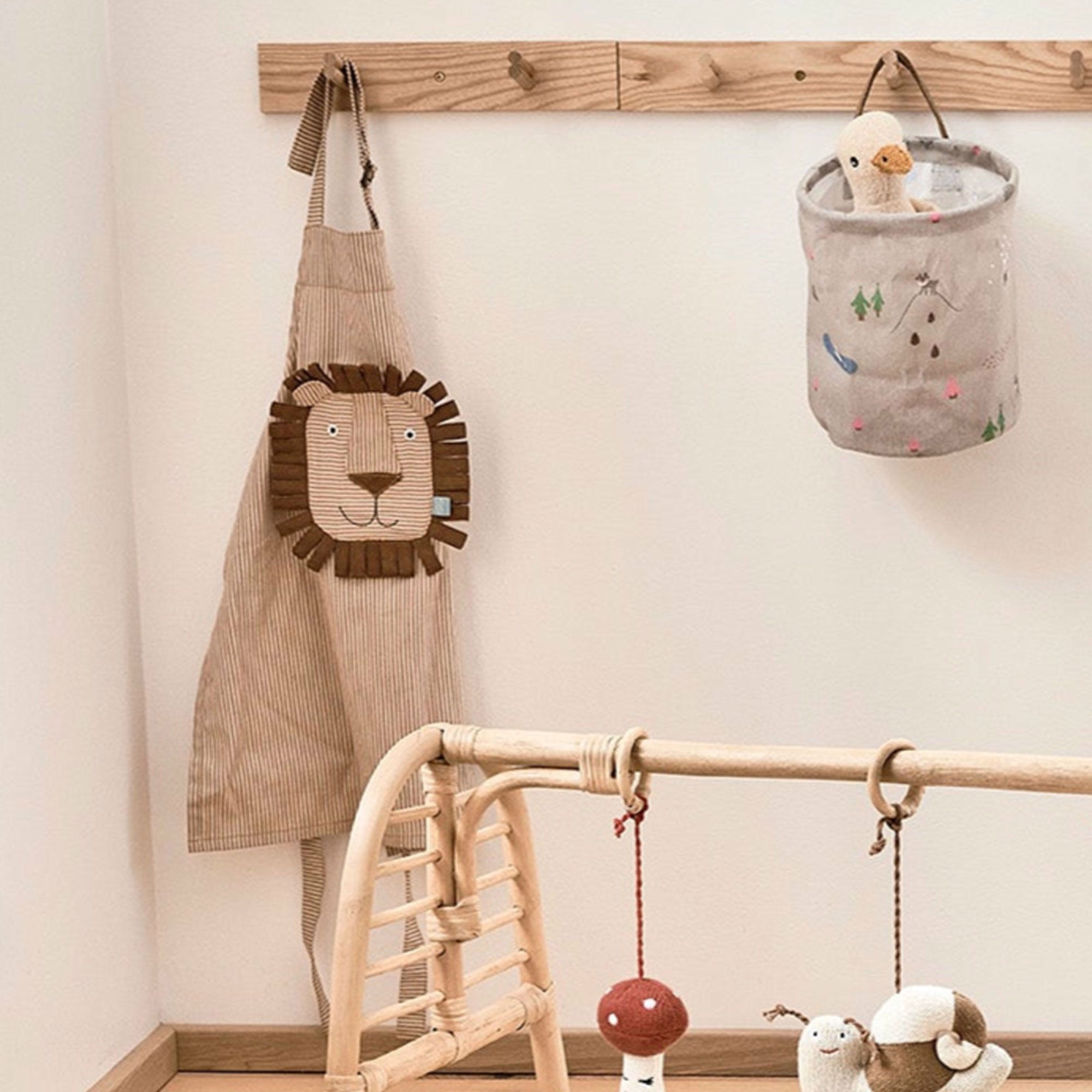Alternativ bild 1 för OYOY MINI - Denim Apron - Förkläde - Caramel - L56 x W44 x H1.5