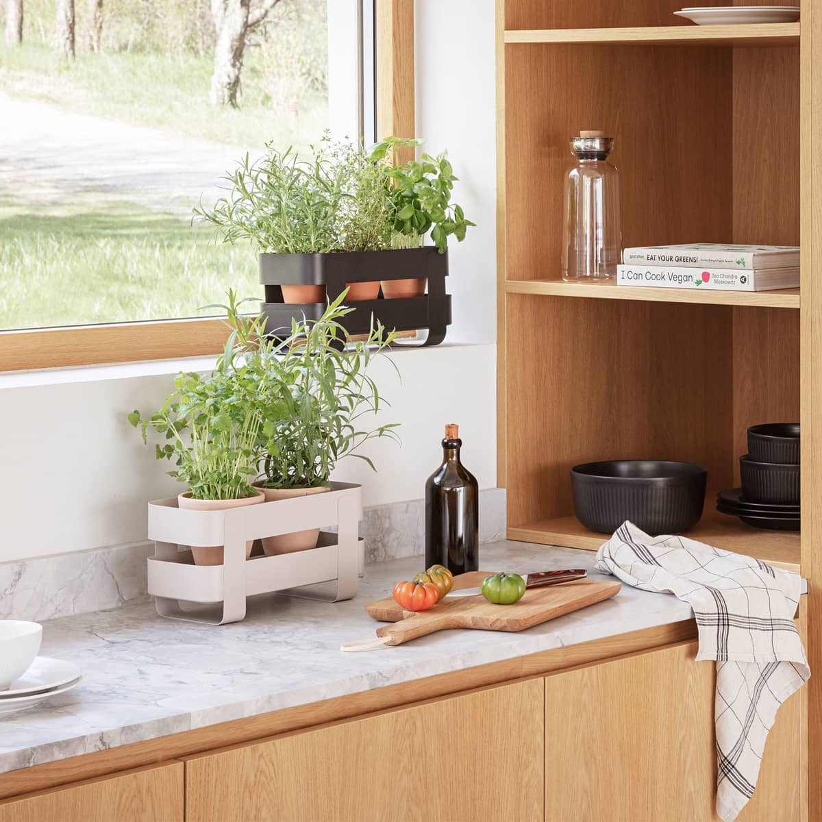 Itsekasteleva Herb Organiser, musta