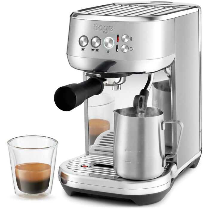 Sage Bambino Plus espressomaskine i rustfrit stål med mælkekande og et glas espresso