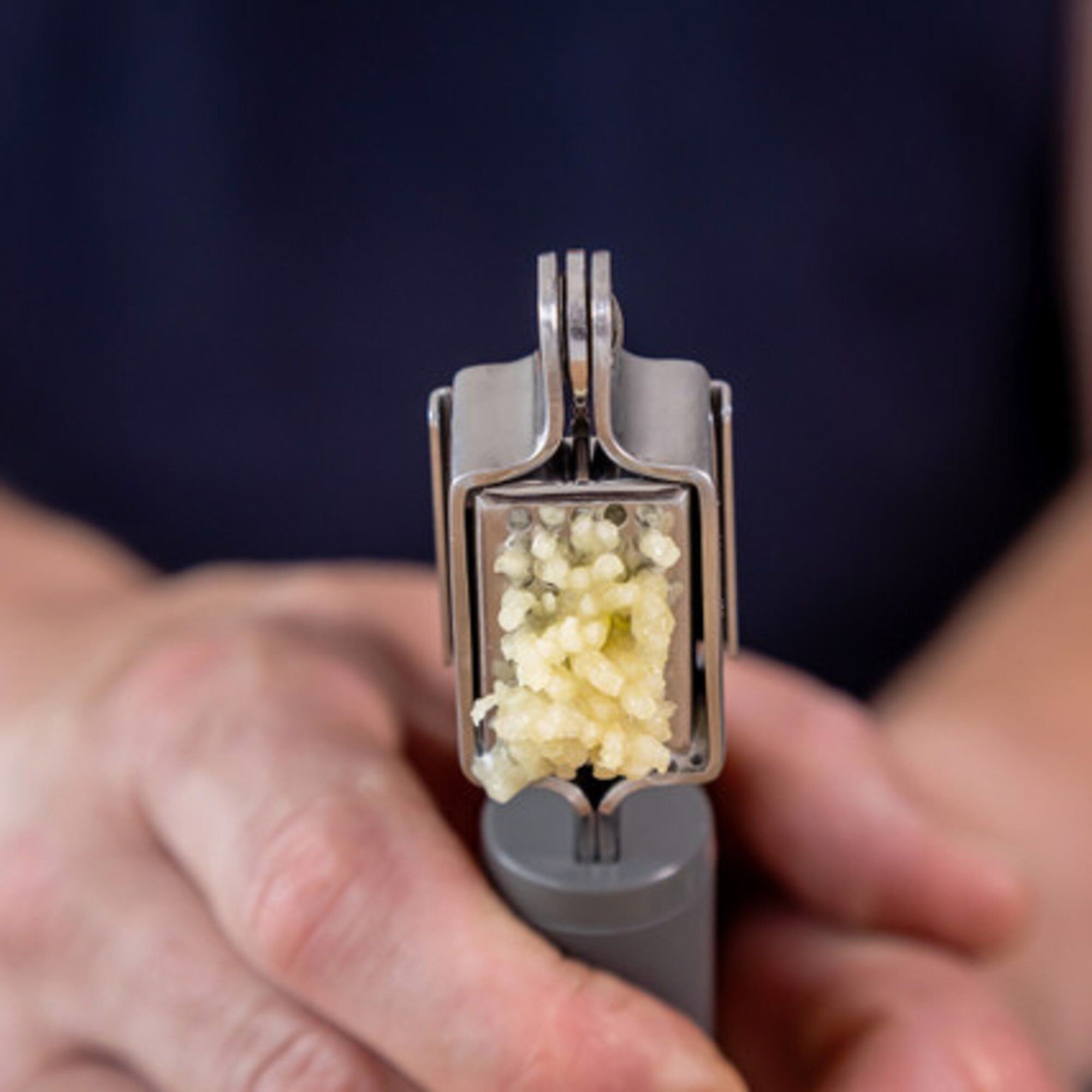 Alternativ bild 1 för KitchenAid Almond vitlökspress, charcoal grey