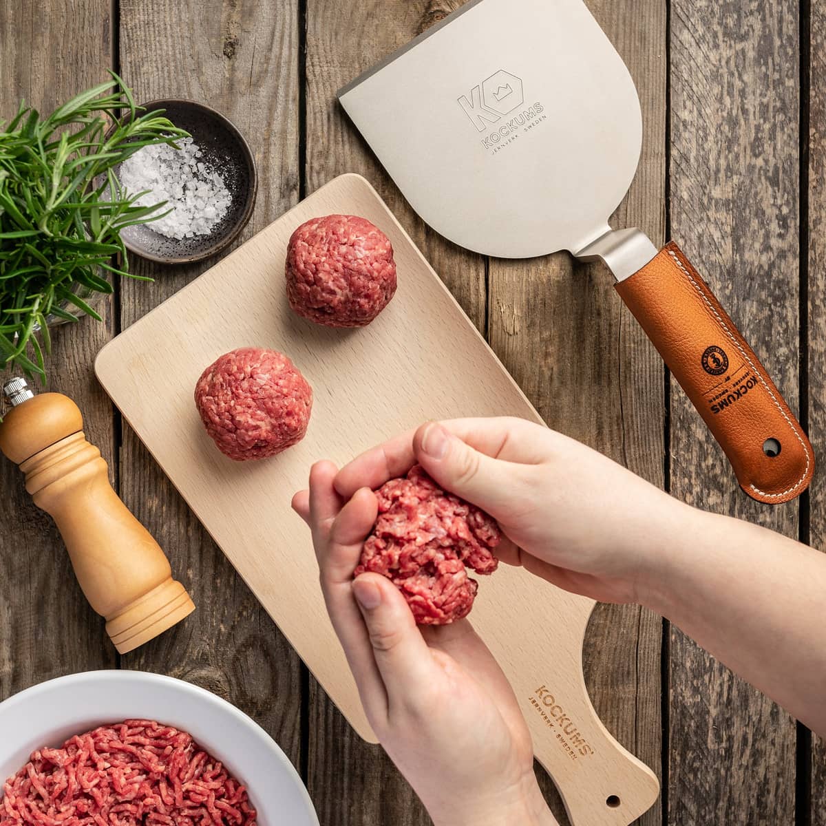 Burgeriprässi ja grillilasta, nahkaa
