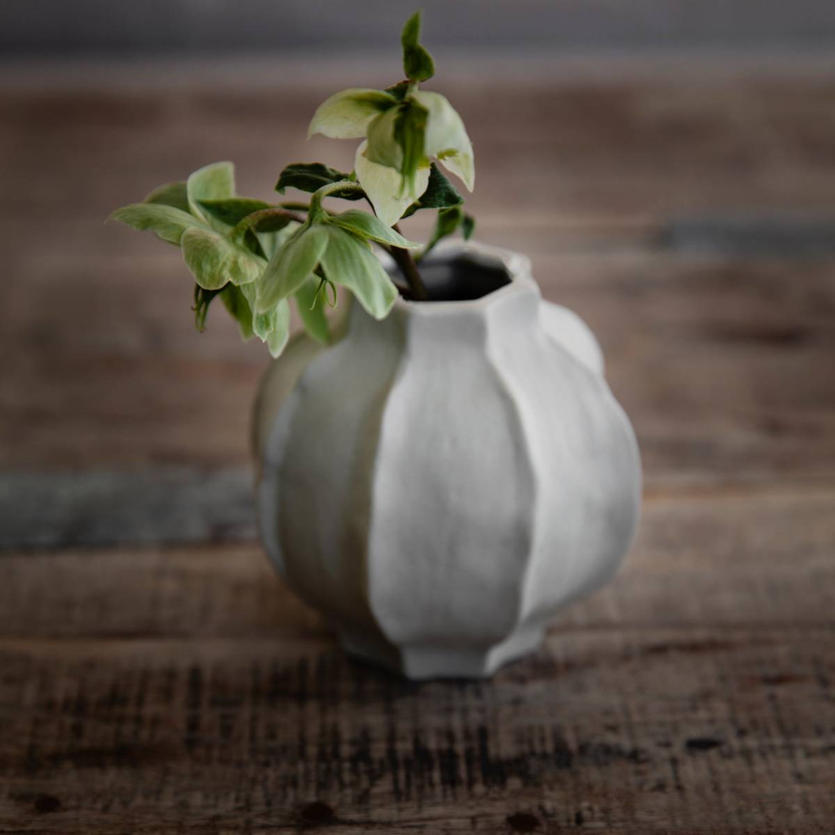 Buet vase, stentøj, 14 cm