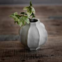Vas med bucklig rand, stengods, 14 cm