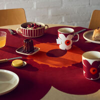 Unikko pöytäliina 140 × 140 cm, vanilja/viininpunainen/punainen