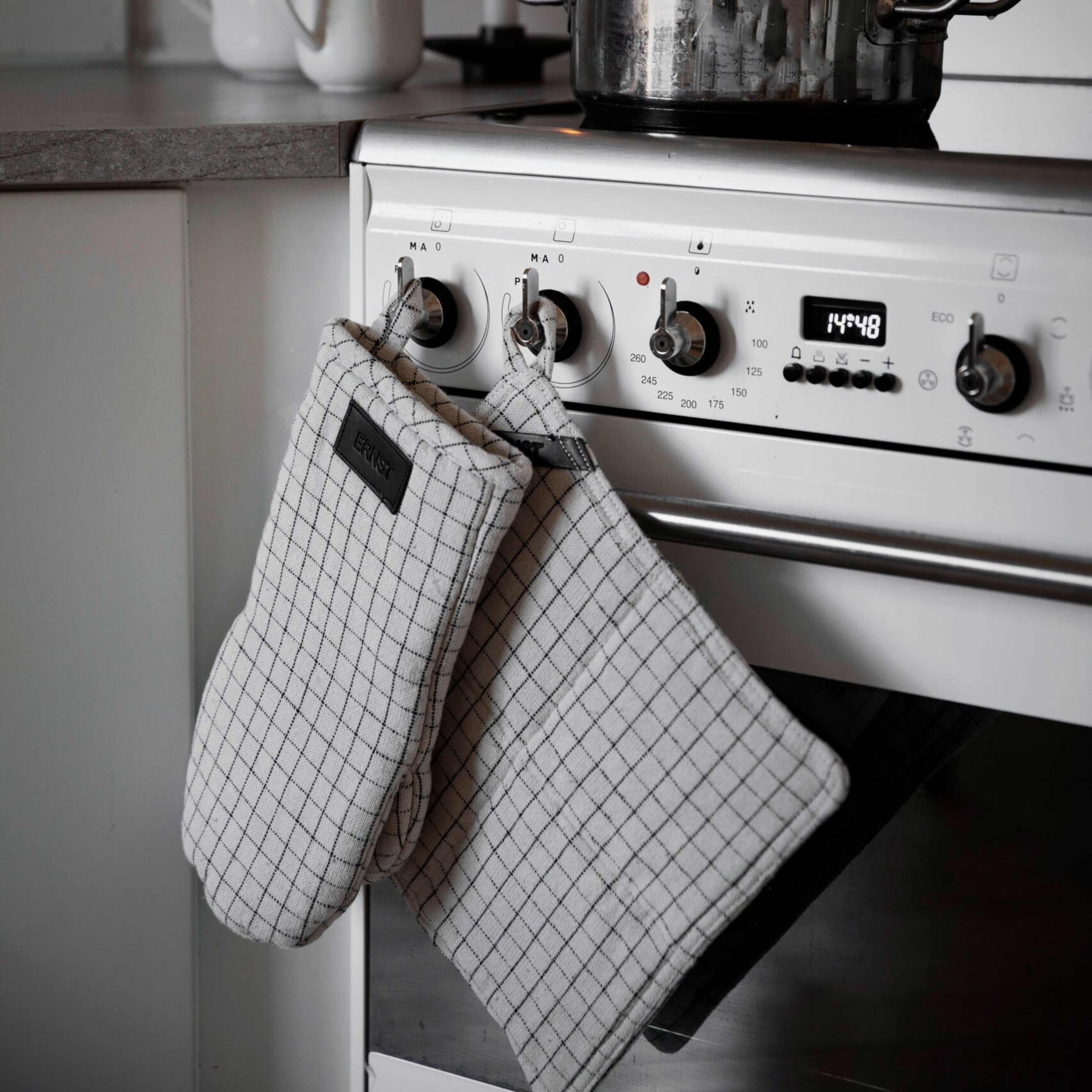 ernst-ternet-ovnhandske-beige-sort-112026-59278-2