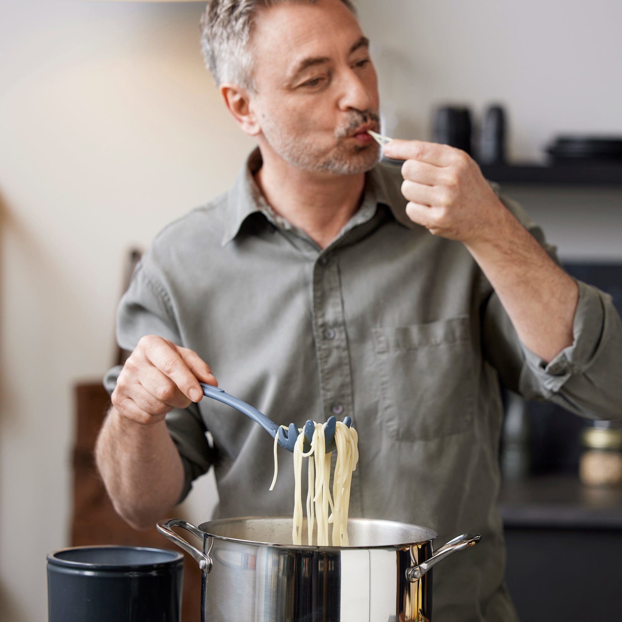 Alternativ bild 1 för Kitchenware by Tareq Taylor Annie spagettisked, 33 cm, indigo