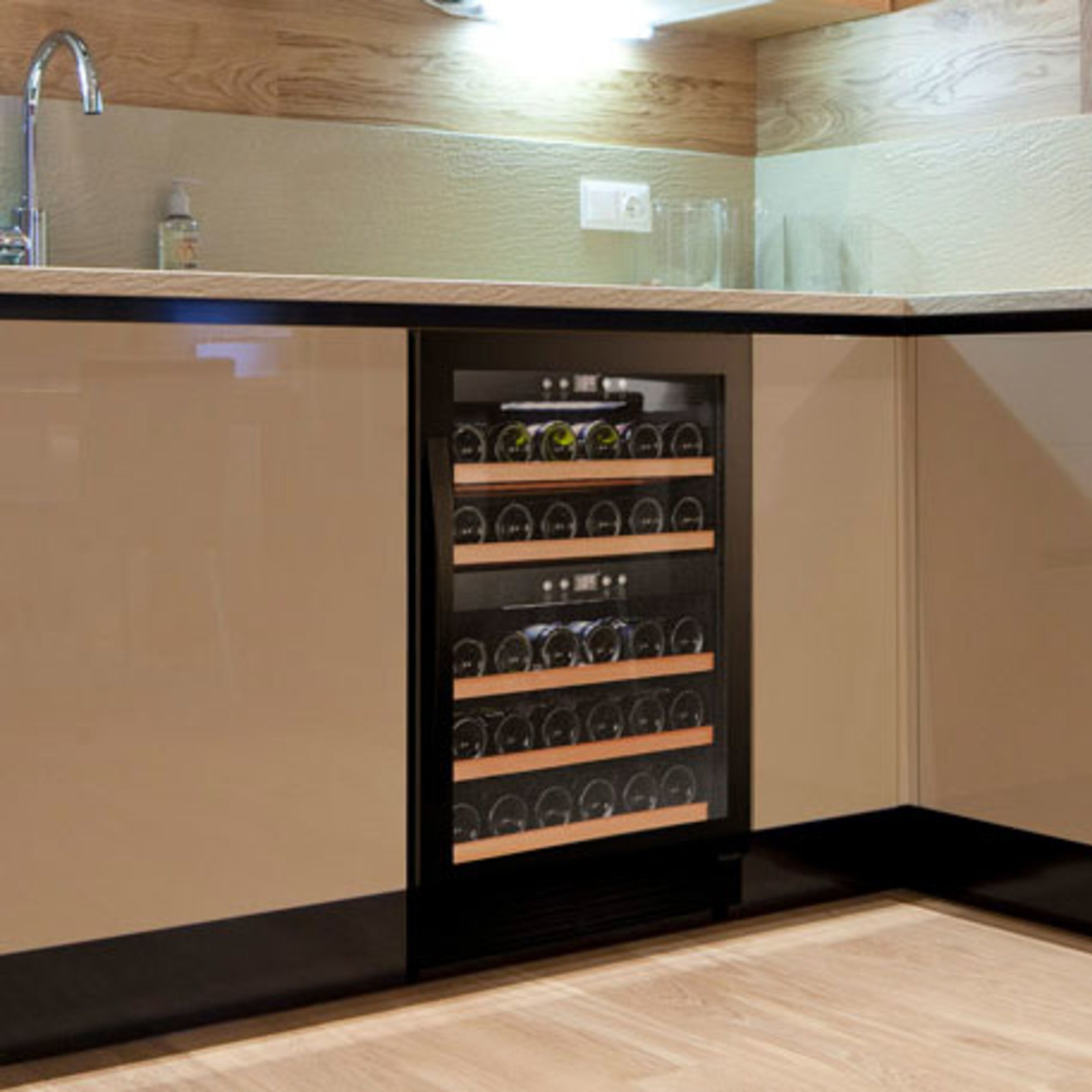 cavin-scandinavian-collection-indbygget-vinkoeleskab-sort-40-flasker-sw-40-black-46520-6