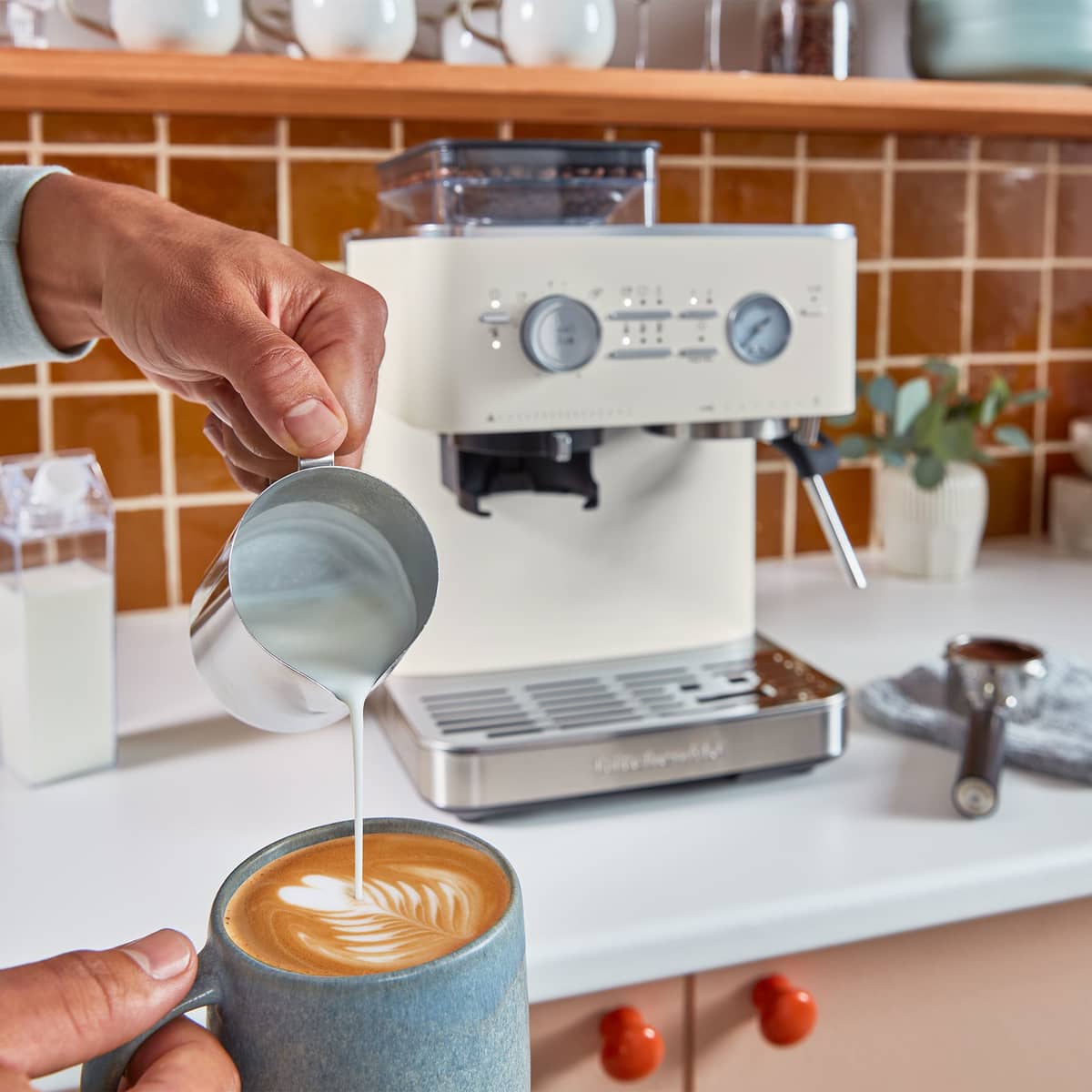 Espressokone kahvimyllyllä, porcelain white