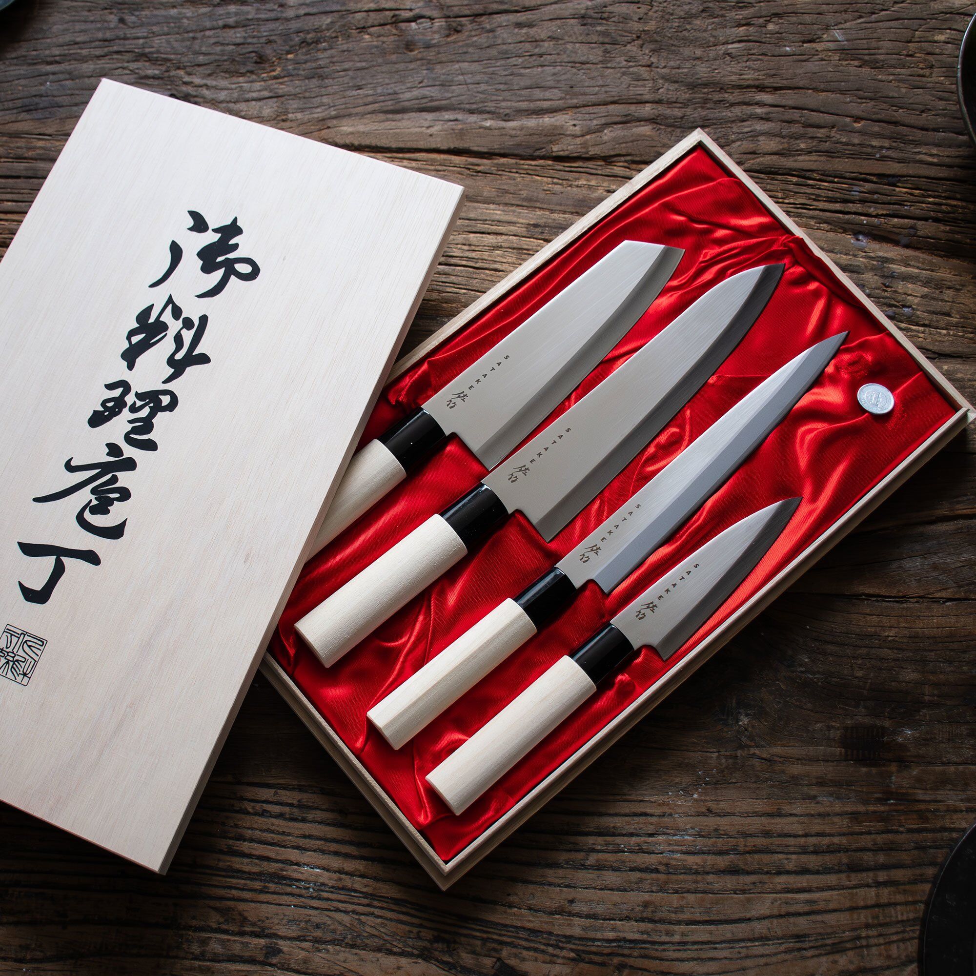 satake-houcho-med-4-knive-leveret-i-balsaboks-shg110w-65335-6