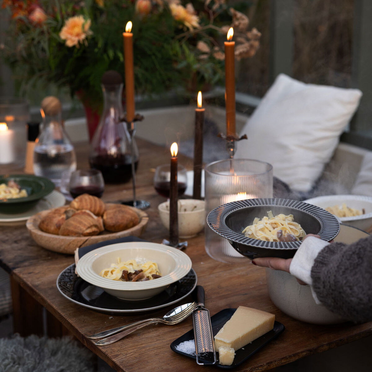 Coffee & More dyp tallerken, grå