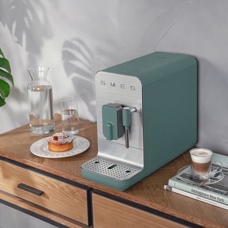 BCC02EGMEU espressomaskin med mjölkskummare, smaragdgrönn