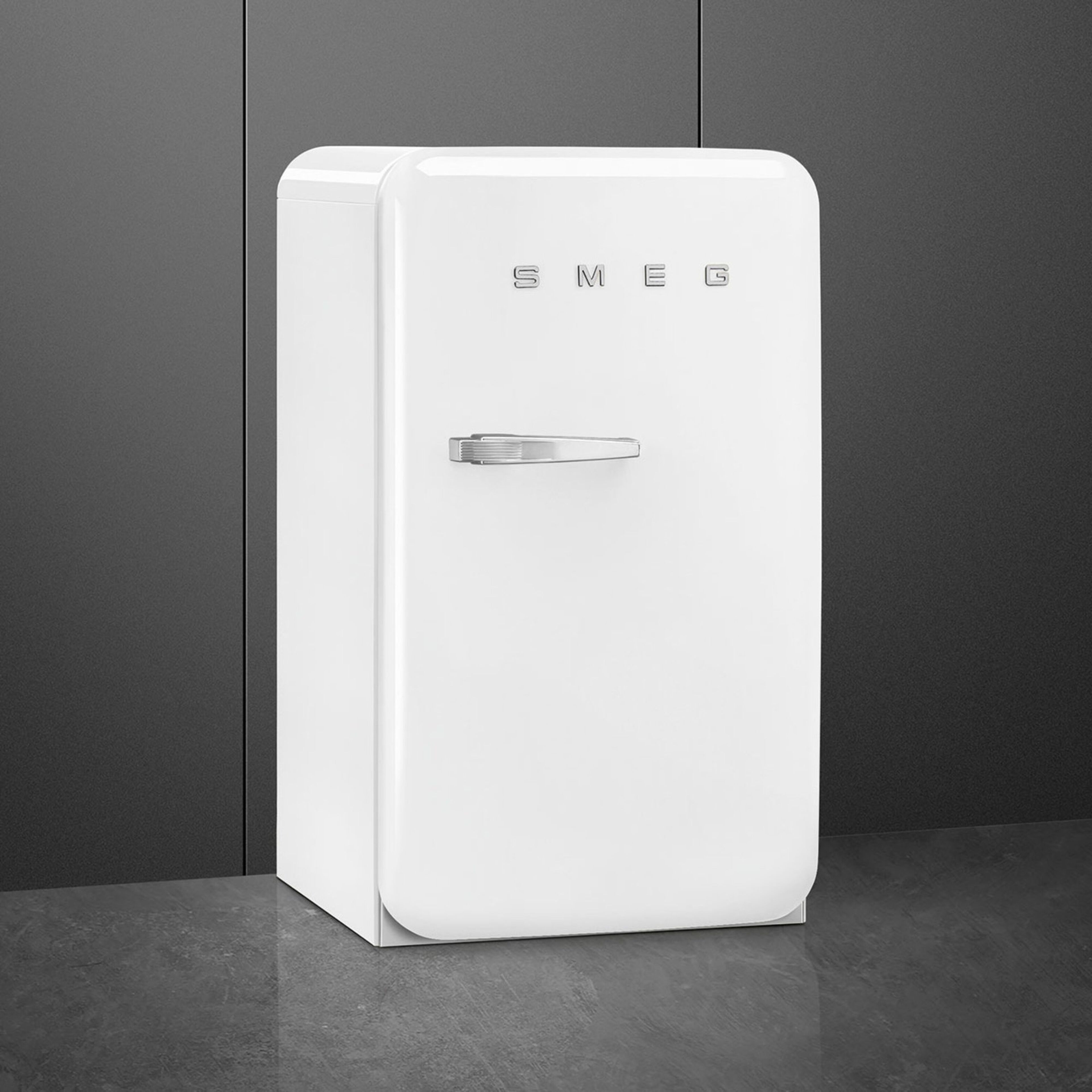 smeg-fab10hrbl6-koeleskab-med-flaskeopbevaring-hvid-fab10hrwh6-65939-8