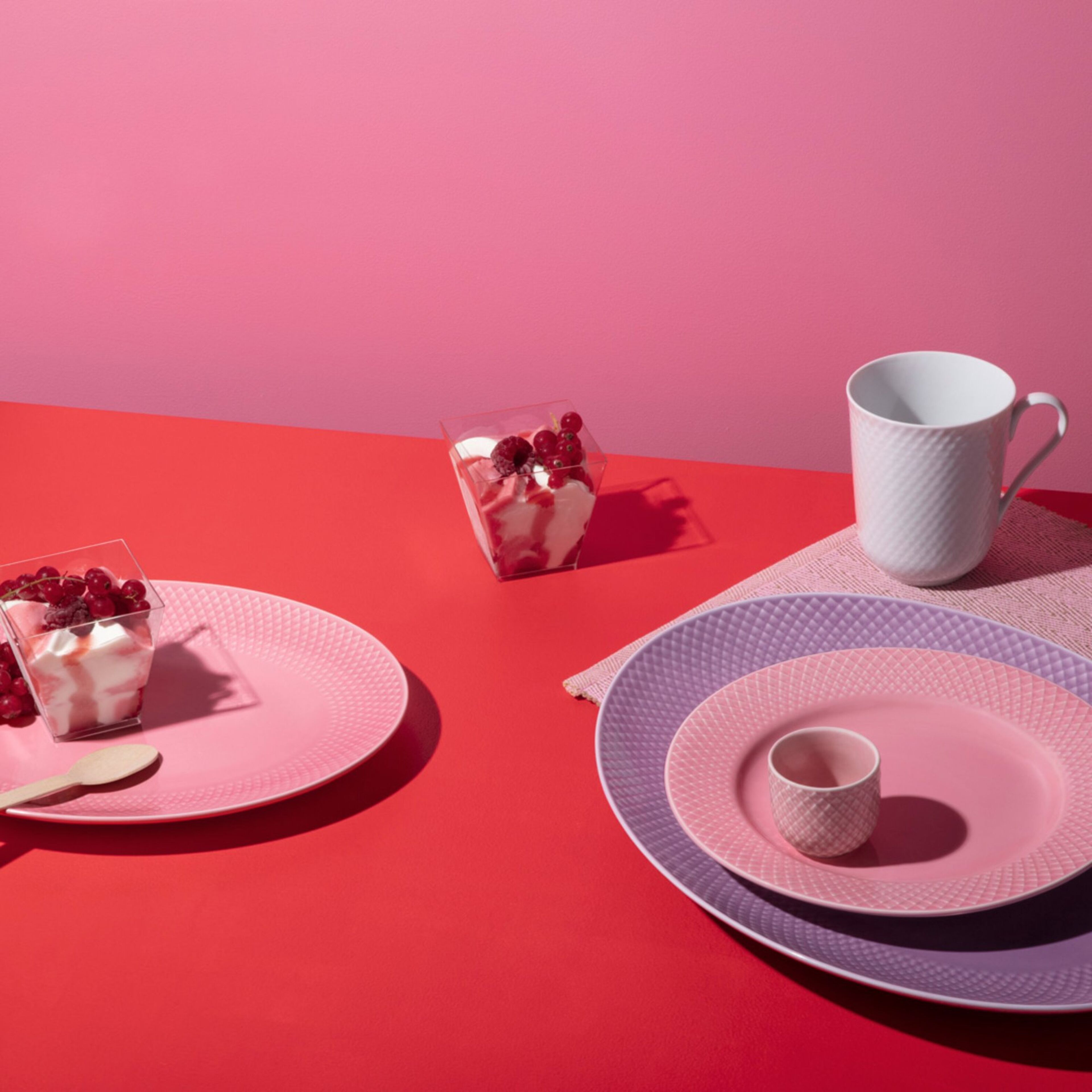 lyngby-porcelaen-herringbone-daekkeserviet-lyseroed-607438-61088-4