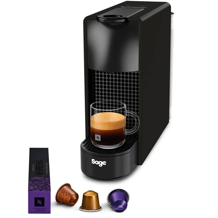 Sort Nespresso Essenza Mini kapselmaskine med glas espresso og tre kapsler foran