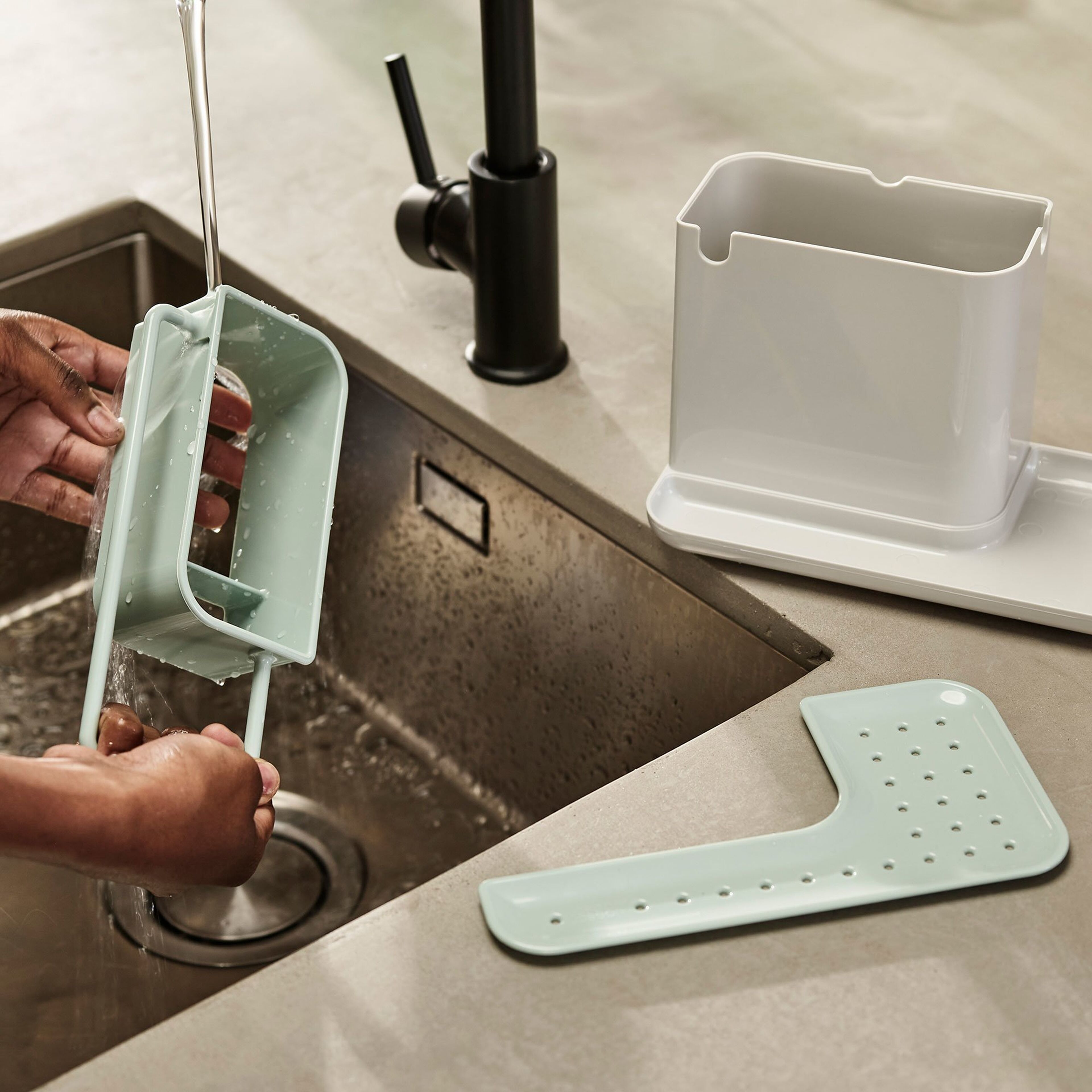 joseph-joseph-caddy-opbevaring-til-haandopvask-lysegraa-groen-851649-58170-8