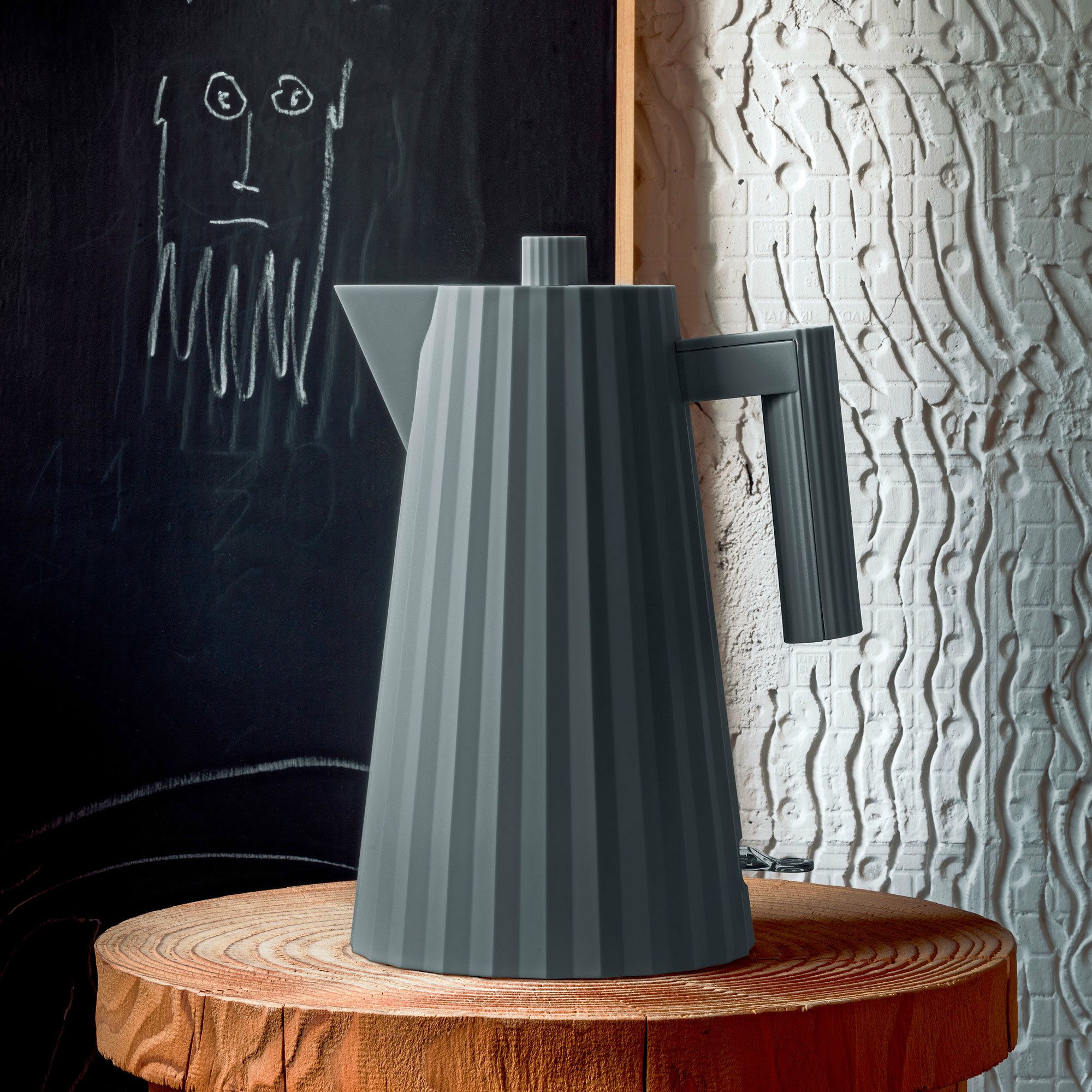 Alternativ bild 1 för Alessi MDL06 Plissé vattenkokare 1,7 liter, grå