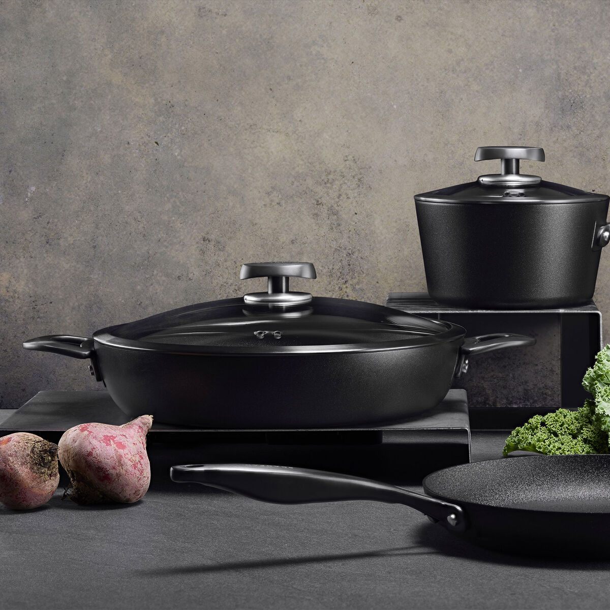 Scanpan Pro SB+ serveringspanne med lokk 32 cm