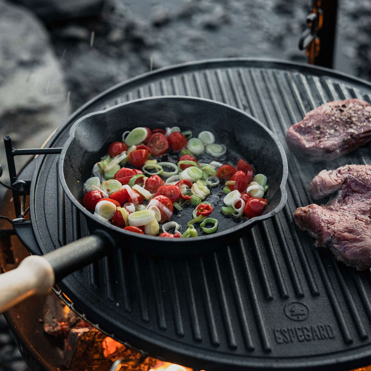 Vendbar grillplate for Espegard bålpanne/fyrfat 60