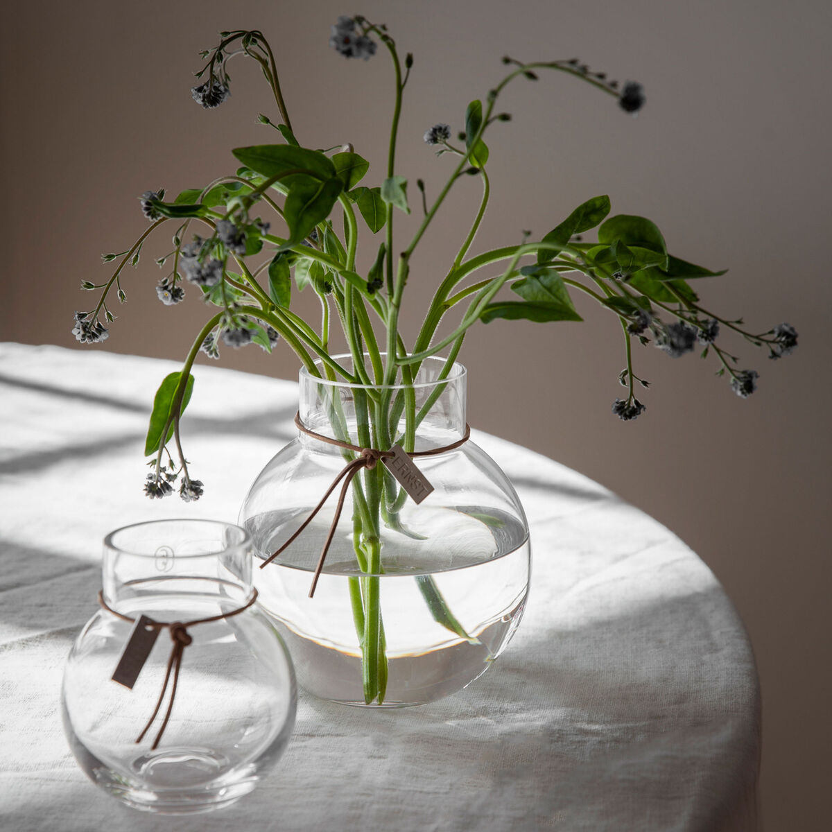 Glasvas Rund med Läderband 14 cm