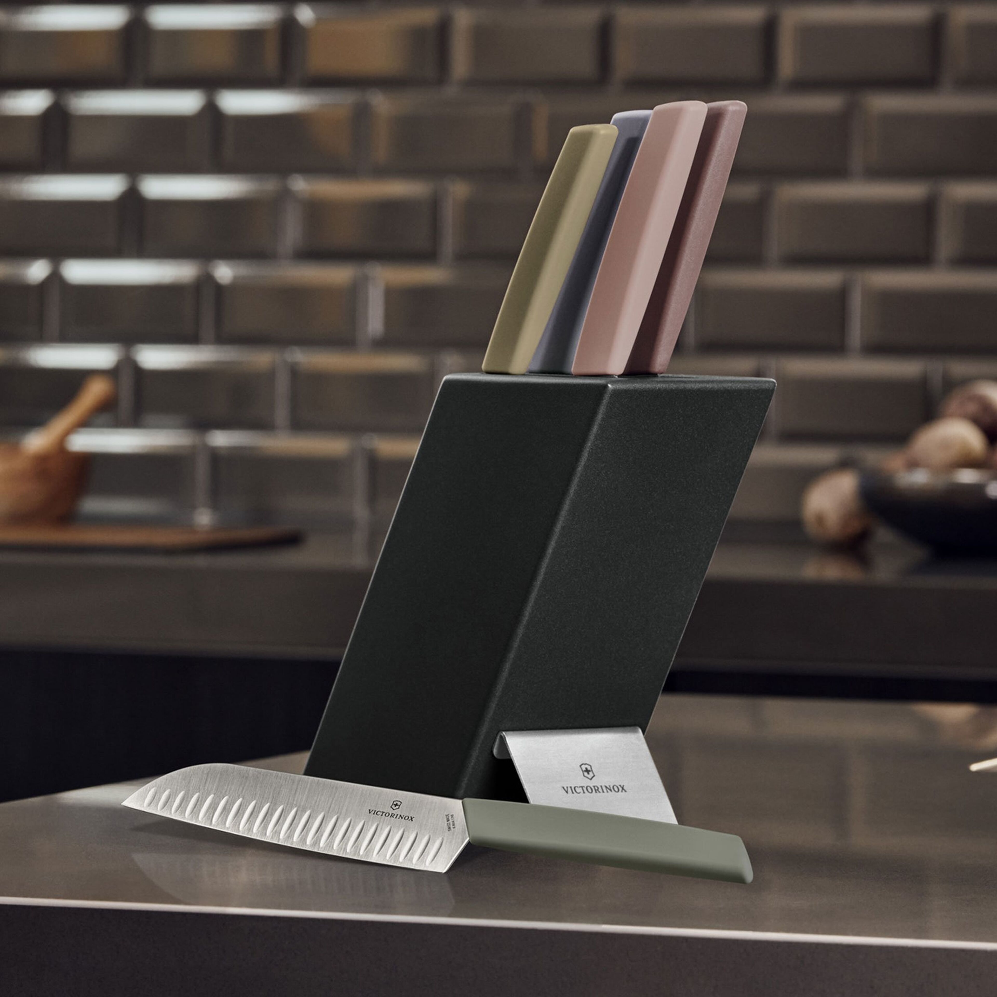 victorinox-swiss-modern-knivsaet-med-knivblok-7-dele-6-7186-66-51049-3