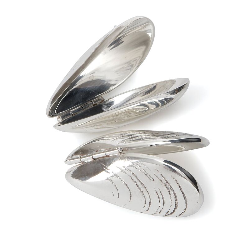 Hopeoidut simpukka-aterimet