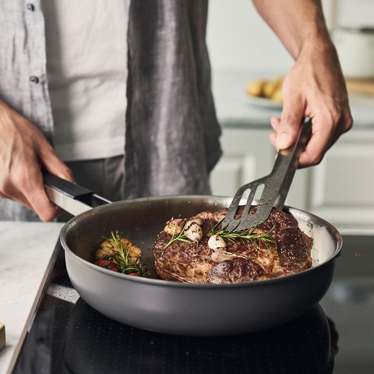 Pure stekpanna 28 cm, rostfritt stål, grå