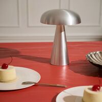 AndTradition Som SC53 bærbar lampe, aluminium