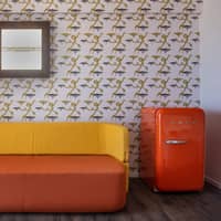 FAB10ROR6 køleskab med fryseboks, orange