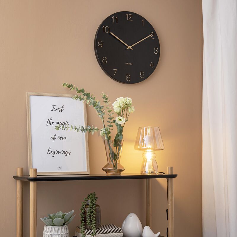 Charm Engraved Numbers väggklocka, svart