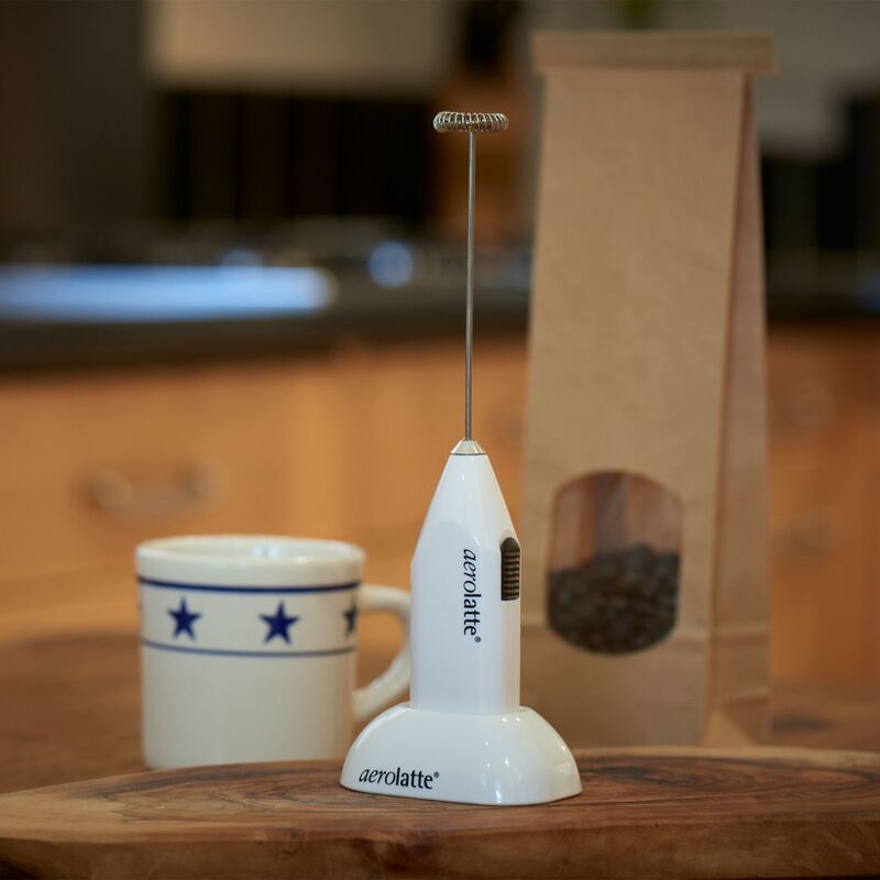 Mjölkskummare med hållare, creme