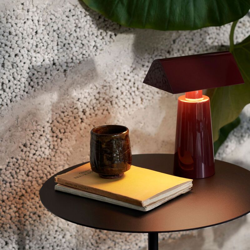 AndTradition Caret MF1 kannettava pöytävalaisin, burgundy