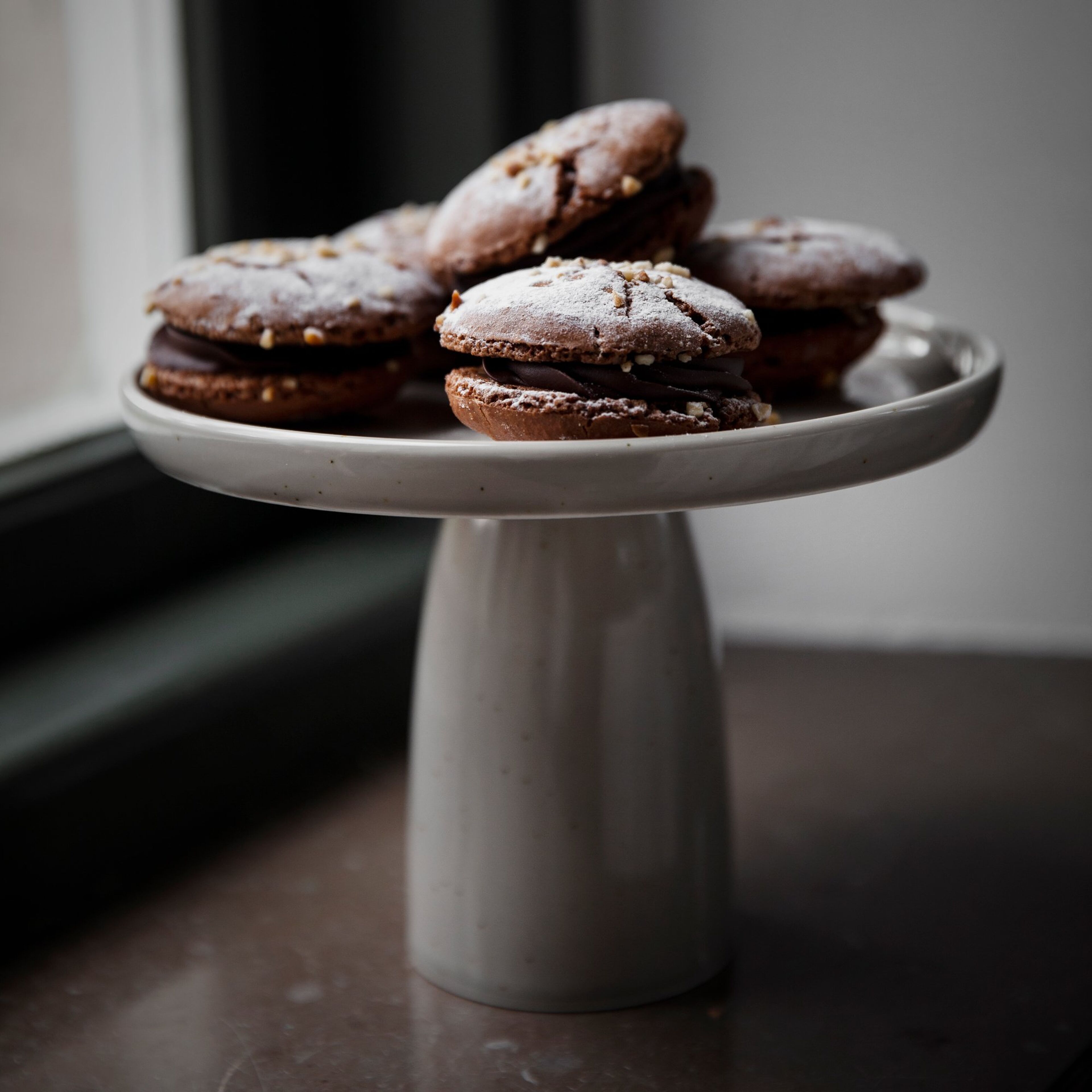 ernst-kagefad-i-porcelaen-20-cm-sand-246045-56567-3