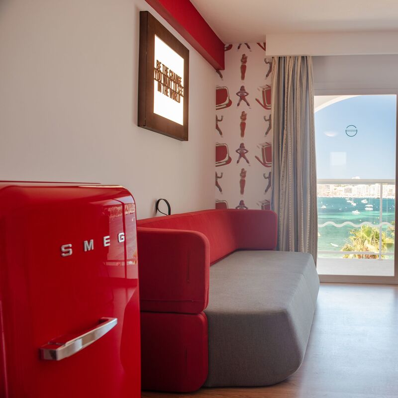 FAB10ROR6 kylskåp med frysfack, röd