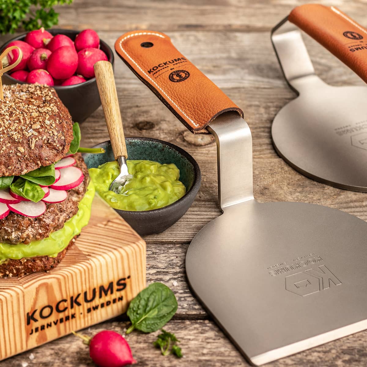 Burgeriprässi ja grillilasta, nahkaa