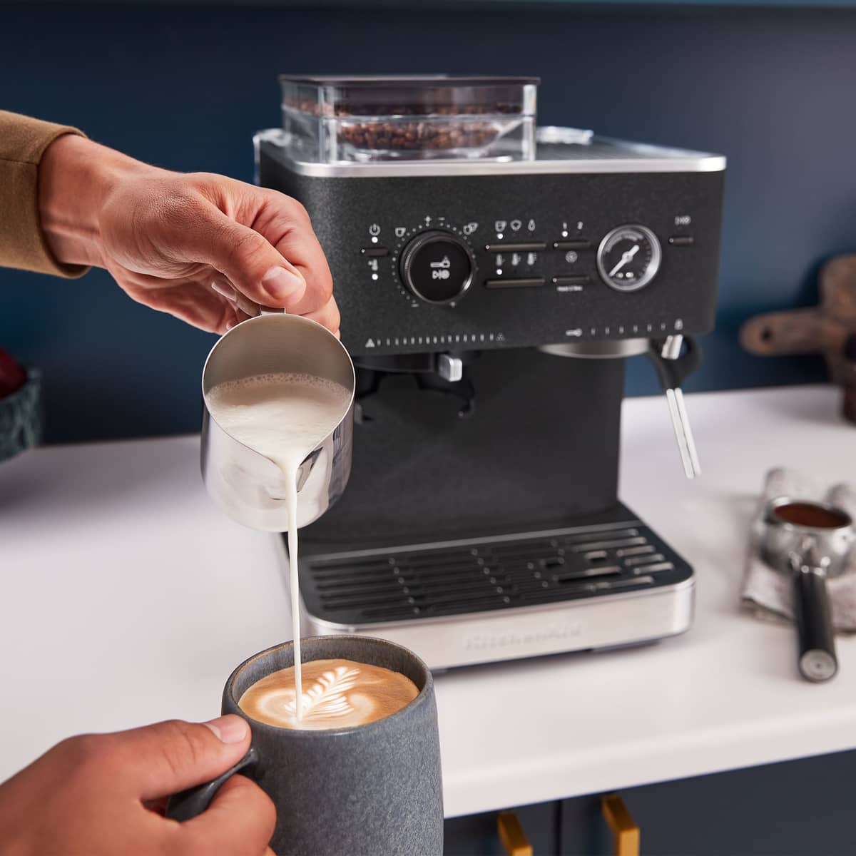 Espressokone kahvimyllyllä, cast iron black