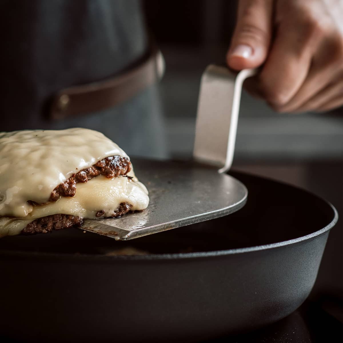 Burgeriprässi ja grillilasta, nahkaa