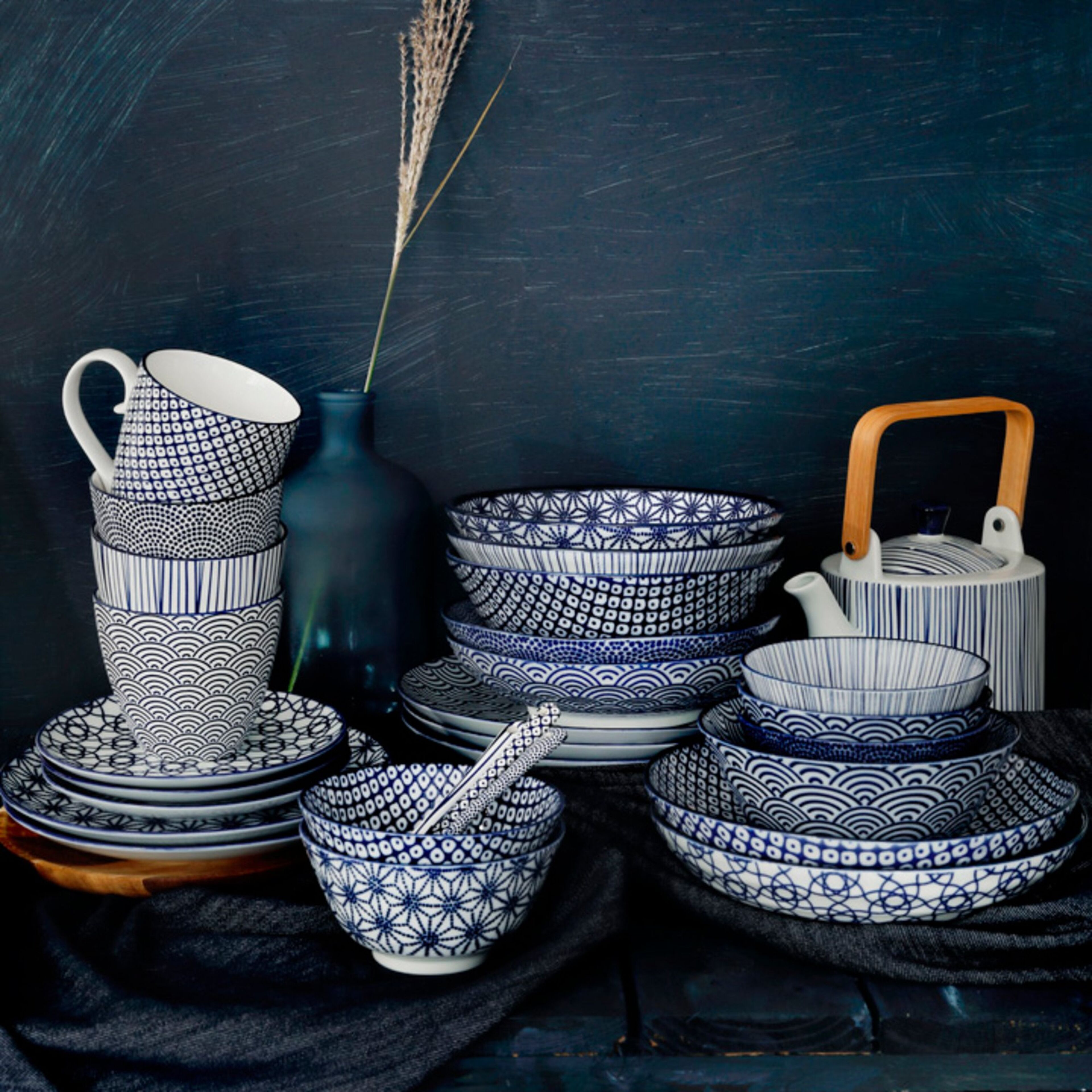 tokyo-design-studio-nippon-blue-skaalesaet-spisepinde-prikker-boelger-16041-50001-3