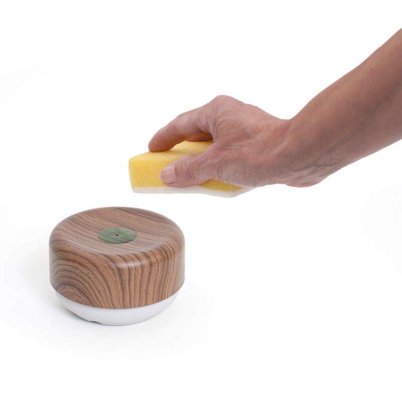 Opvaskemiddelpumpe med mørke trædetaljer