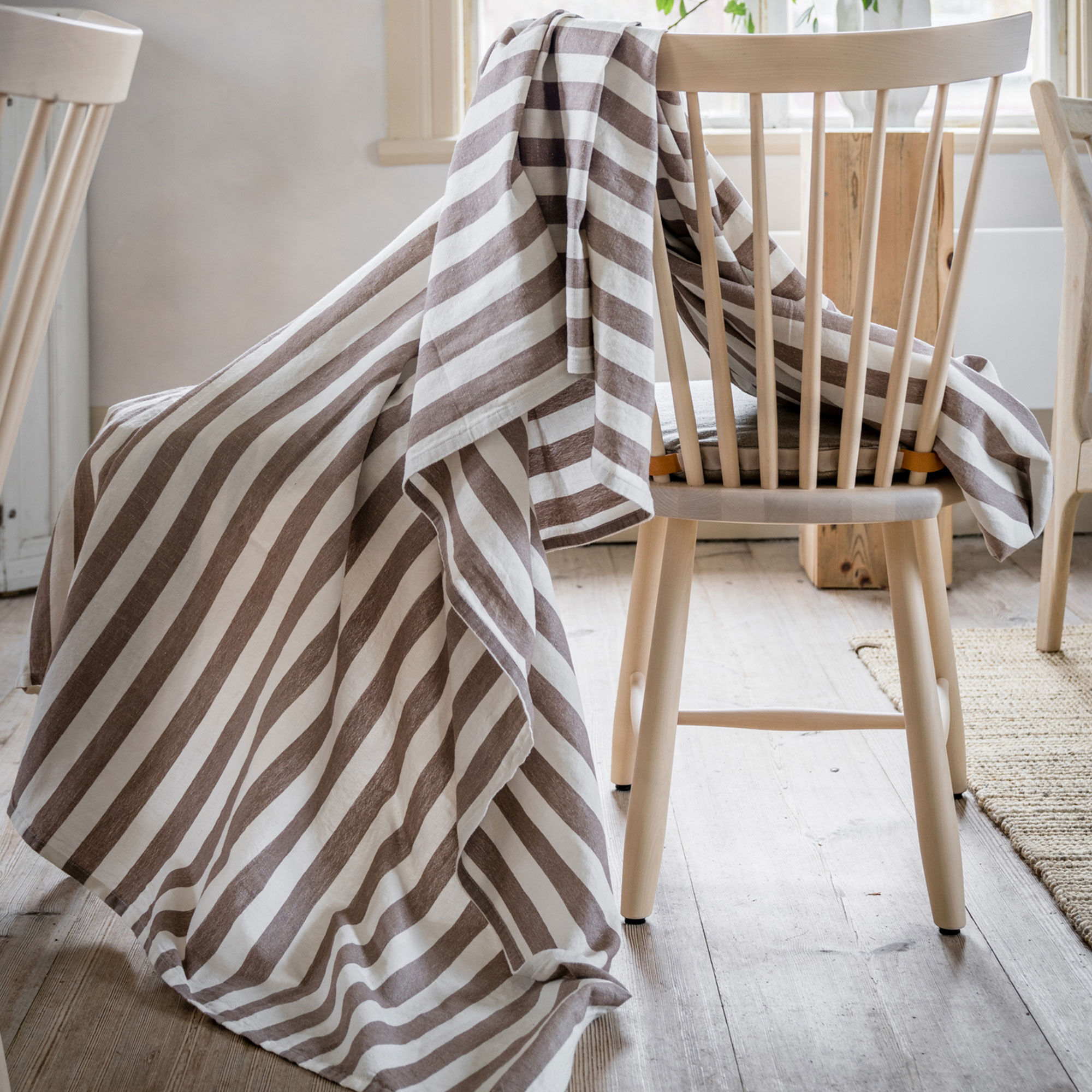 Bred rand bordsduk 145x300 cm, mullvad/vit